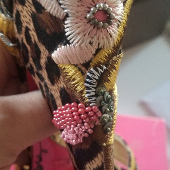 Betsy Johnson embroidered heels - Picture 9 of 10